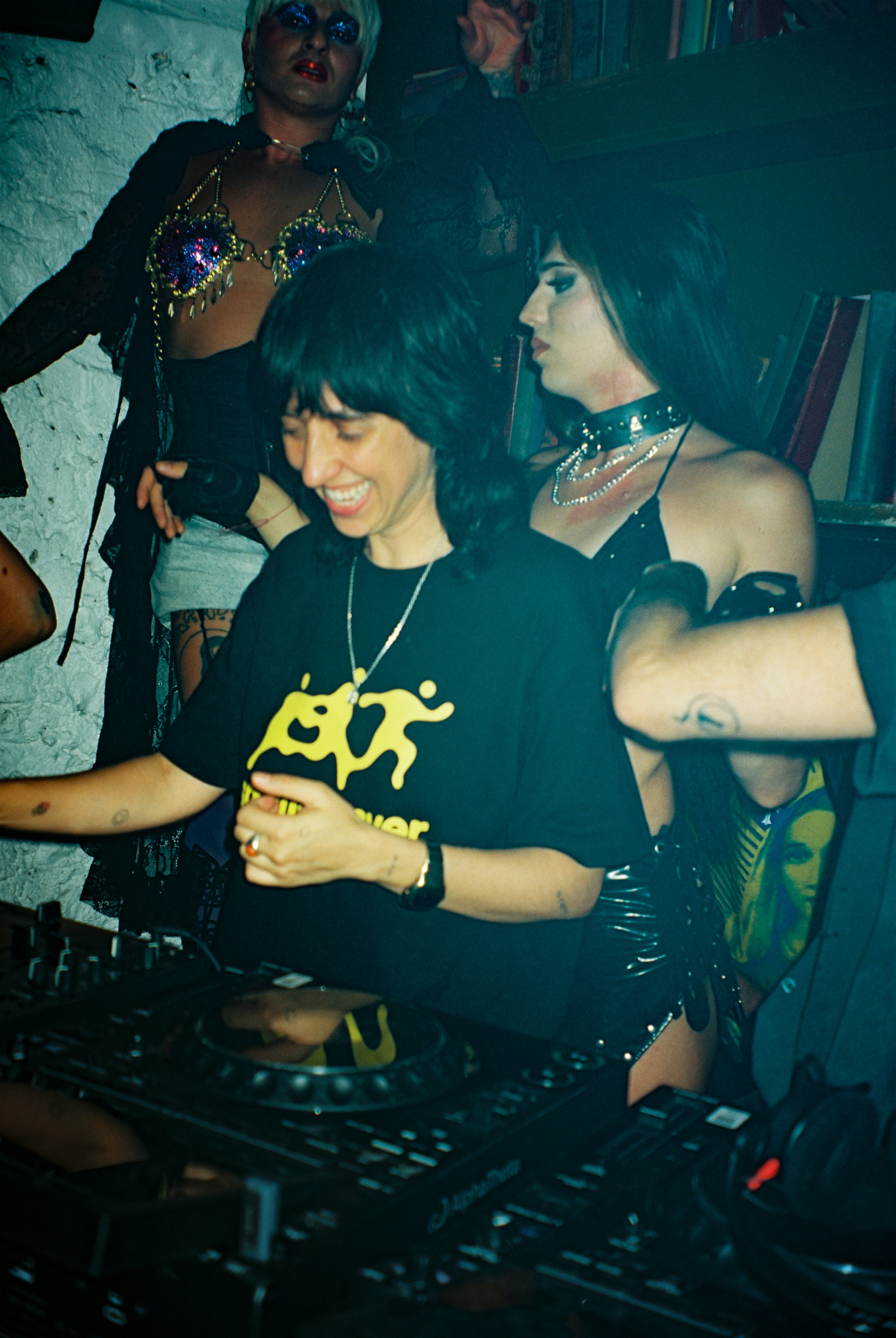 SMIILE RAVER TEE BLACK